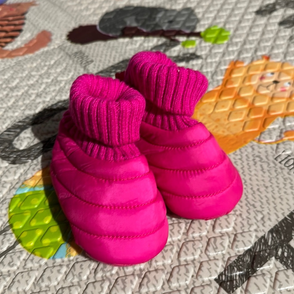 GAP PUFFER BOOTIES 6-12M